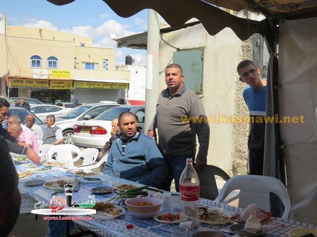 كفرقاسم : ابناء المرحوم الحاج محمد محمود عيسى  ابو لطفي  يُعدون وليمة غداء عن روح والدتهم المرحومة عزيزة عبد الرحمن عيسى  ام لطفي   رحمها الله 